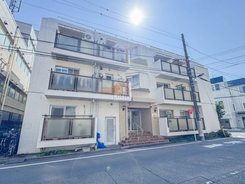 ハウス高田馬場外観１｜ハウス高田馬場は大通りから一本入った閑静な住宅地にある４階建ての低層マンションです。エレベータはありません。ＪＲ「高田馬場」駅徒歩１０分圏内で利用できるので便利です。