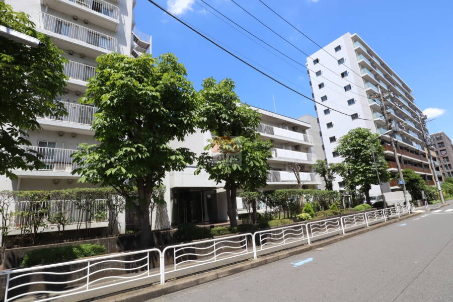 ファミリータウン東陽Ｎ棟外観1｜Ｎ棟外観です。Ｎ棟は東側で行動と接続する棟であり、駅から最も近いロケーションでもあります。