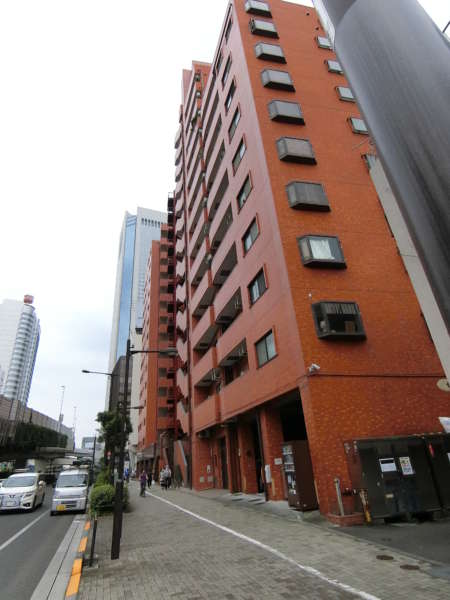 クレベール西新宿外観共用部1｜クレベール西新宿（フォレストマンション）というビルが見えたらすぐです。外観デザインが少し似ているので要注意。
