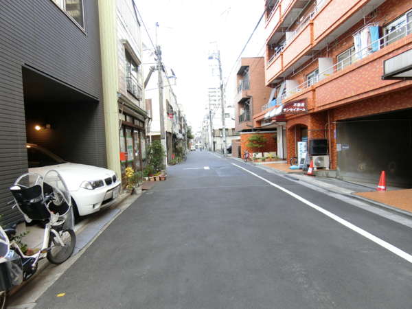 シティマンション上野アプローチ3｜路地を北に進みます。マンションや一戸建てのある地域です。
