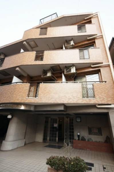 ライオンズマンション北千住第２のロケーションは大通から一本入ったところです。