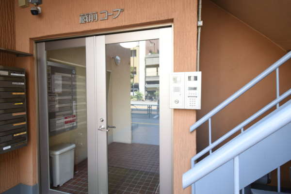蔵前コープ外観共用部3｜１階のエントランスはオートロックです。