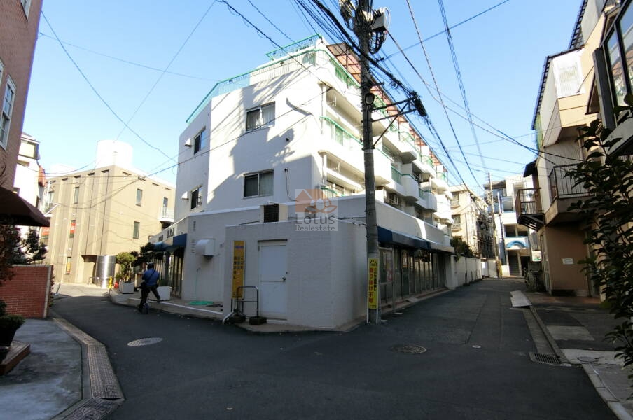 グリーンキャピタル神楽坂外観1｜グリーンキャピタル神楽坂は5階建て、エレベーター付きのマンションです。江戸川橋駅から徒歩３分、神楽坂駅からは徒歩６分の立地で、大通りに面していない静かな住宅地ですが、商店街まで近いのでお買物が楽です。