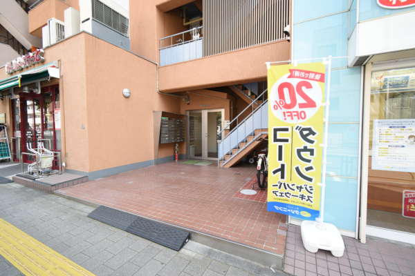 蔵前コープ外観共用部2｜蔵前コープのエントランスの様子です。建物の１階には不動産店とクリーニング店が入居しています。