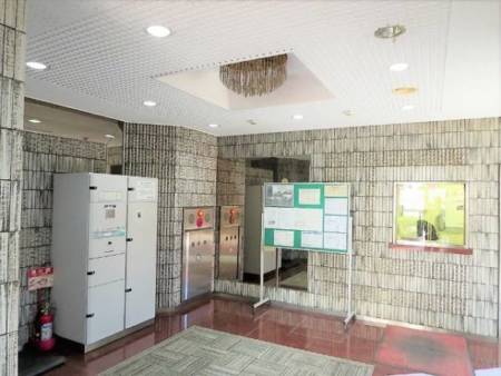 互恵板橋ハイム5045｜装飾が昭和な感じでクラッシックですが、宅配ロッカーも備わっています。