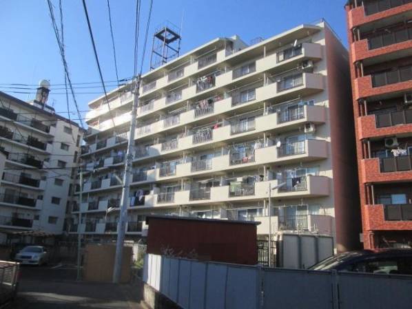 レインボー烏山外観｜甲州街道沿いに建つマンションですが、バルコニーは反対の南側に向いていて日当たりの良いマンションです。南側は戸建てやアパートなどある住宅街です。