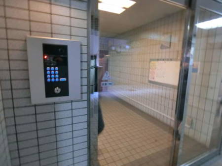 パラスト白山　外観・共用部3｜エントランスはオートロック式で、管理もしっかりしています。
