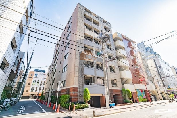 通りに面してすっと立ち上がる外観で、仲御徒町駅徒歩2分という距離感が生活のテンポを軽くします。周囲は商業と住宅が混ざる台東らしい街並みで、視線の抜けもあり圧迫感は控えめ。朝の通勤時に足取りが自然と速くなるような、機動力のある立地といえます。