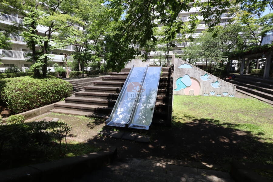 ファミリータウン東陽共用部（ピンコロ広場）1｜写真は平日に撮影したので人の姿が見えませんが、休日の日中には子どもさんが多くいて、遊んでいました。