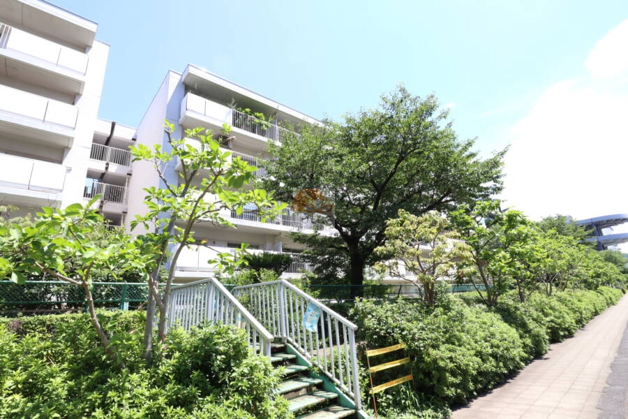ファミリータウン東陽Ｂ棟外観2｜Ｂ棟はＡ棟と同じく南側・運河に向いた棟です。