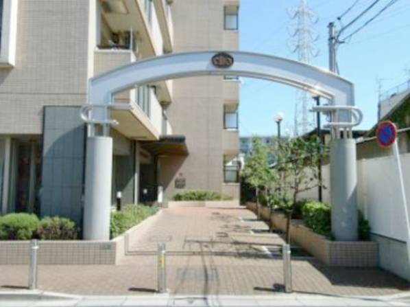 建物へのアプローチにはアーチ型の門をくぐり、エントランスはオートロック式になっています。