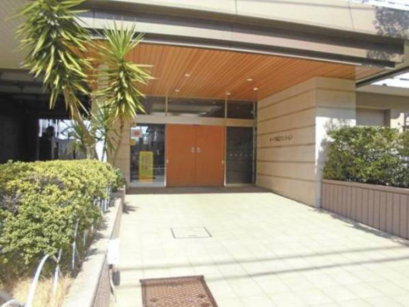 トーア辰巳マンションエントランス｜エントランスは自動ドアなのでハンズフリーで利用できるので便利です。