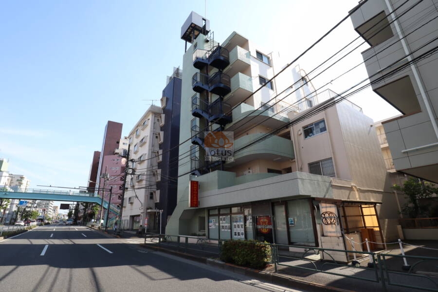 ラベルティ南荻窪外観2｜ラベルティ南荻窪は環状八号線通り沿いにあります。善福寺川がすぐ近くを流れ、のどかな感じが伺えます。「荻窪」駅徒歩６分とアクセスがよく、都心への通勤・通学にも便利です。