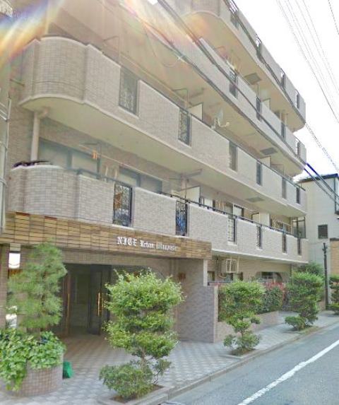 ナイスアーバン北綾瀬は東谷中公園に隣接した５階建てのマンションで静かな住宅街です。エントランスはオートロック式でセキュリティも安心です。