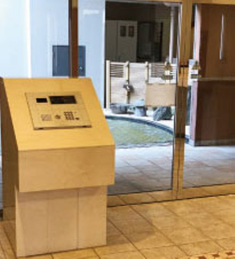 エントランスはオートロック式です。宅配ボックスも完備されているので便利です。ペット飼育もできます。アクセスは錦糸町駅より徒歩１４分、本所吾妻橋駅より徒歩１１分です。
