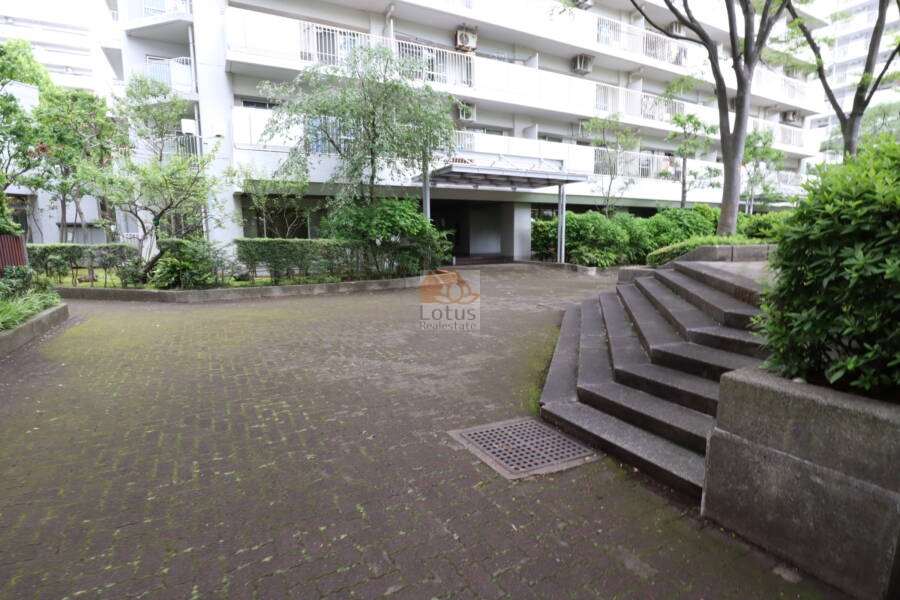ファミリータウン東陽Ｆ棟エントランス1｜Ｆ棟エントランスは公園側にも向いています。