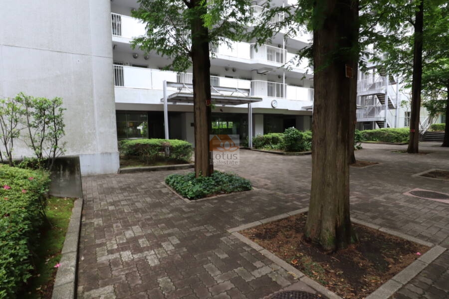 ファミリータウン東陽Ｆ棟エントランス3｜緑の広場側からみたエントランスです。