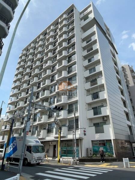 中野スカイマンション外観２｜街路に対して圧迫感を与えないデザインで、住戸の快適性と街並みの調和が図られています。