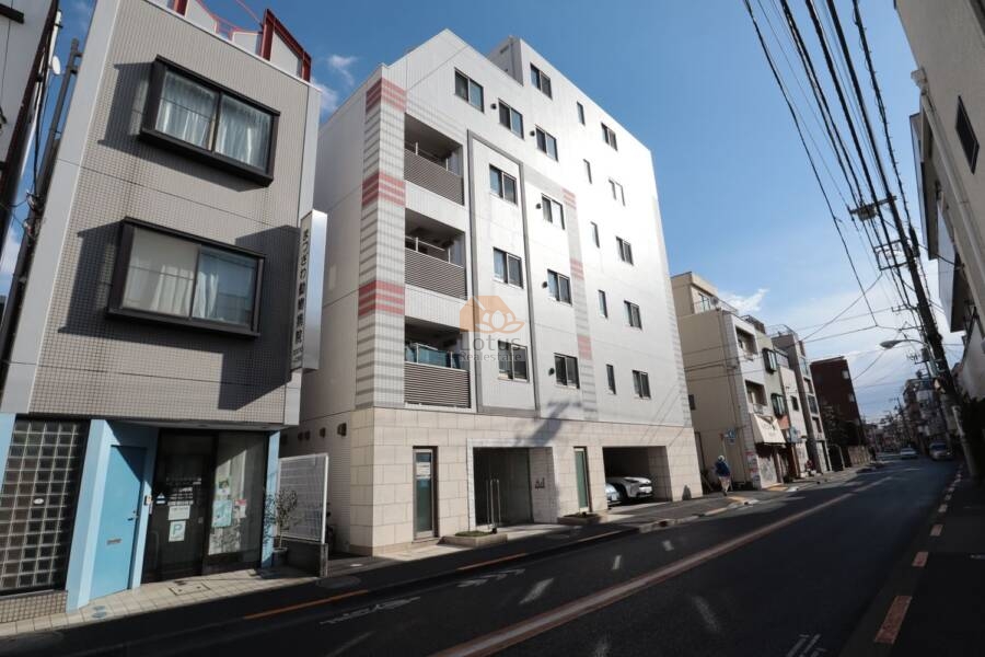 アークス鷺ノ宮外観3｜角地に立地していることが一目でわかる構図です。開放感のある街角で、日当たりや風通しの良さが期待されます。周囲の建物との距離感もほどよく、静かで落ち着いた生活環境が整っています。