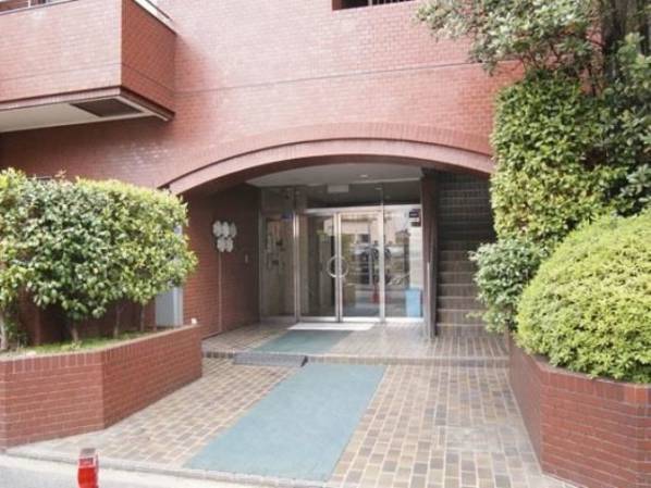 日本橋小網町ハイツエントランス｜清潔感のある外観なので、築年数の経過を感じさせず、管理はしっかりしています。