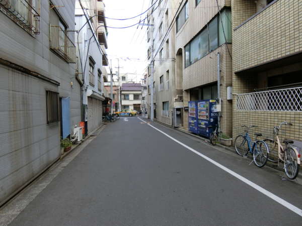シティマンション上野アプローチ4｜２分くらい歩くと通りに出ますから、通りに面した右手がシティマンション上野です。