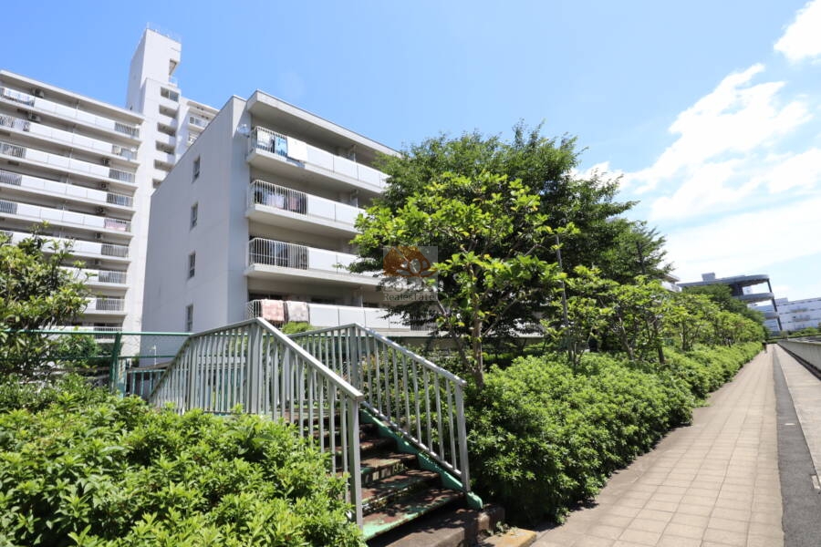 ファミリータウン東陽Ａ棟外観2｜低層５階建て特長です。エレベータがなくスキップフロアになっています（１階と４階に停止）。
