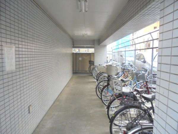 トラスト新小岩外観共用部｜駐輪スペースあります。