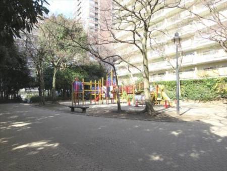 プラザ元加賀は敷地が大きく、公園のような配置になっています。