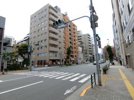 蔵前コープ外観・共用部19｜逆に、駅から蔵前コープを見た様子です。すぐに視認できます。蔵前周辺には新しいカフェが多く穴場スポットになっています。