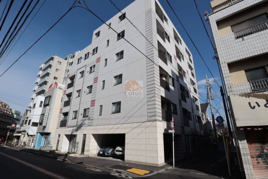 アークス鷺ノ宮外観1｜通りに面して堂々と佇む6階建の建物は、シンプルながらも洗練されたタイル貼りの外観が印象的です。商店街や駅へのアクセスが良く、都市生活に調和する住宅としての存在感を放っています。