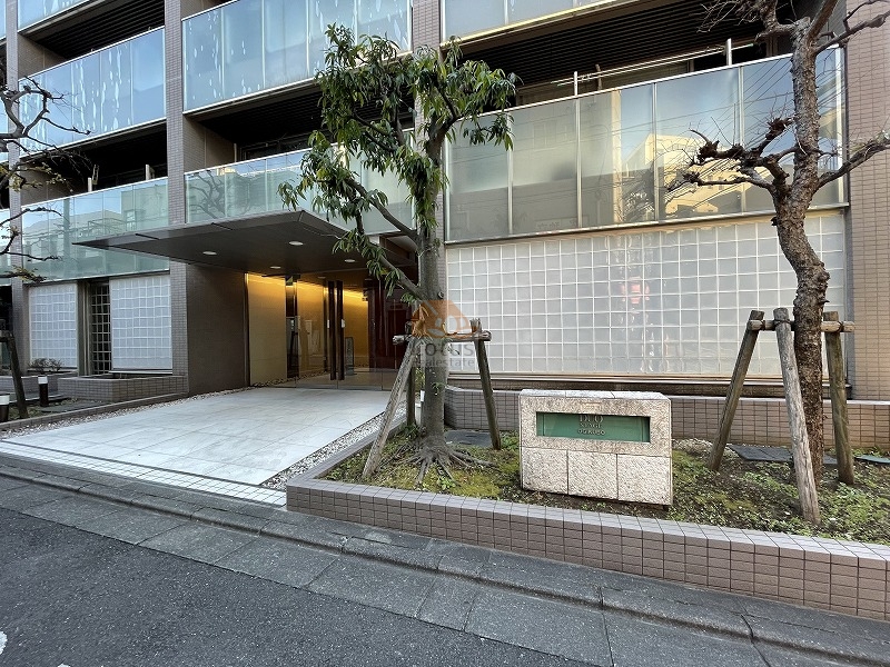 日神デュオステージ荻窪エントランス３｜アプローチはフラットで、段差が少なく、エントランス周辺には、手入れの行き届いた植栽が配置されています。