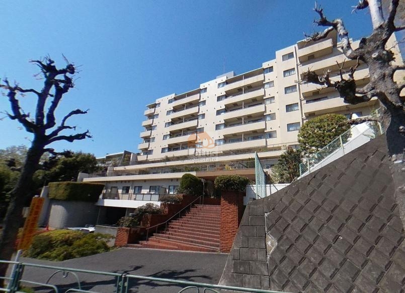 成城南フラッツ外観２｜成城南フラッツは、昭和58年築、9階建てのマンションです。建物はしっかりとした造りで、、マンションの周辺には道路沿いに街路樹が植えられ、静かな住環境です。