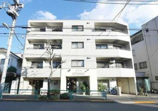 パレドール西荻窪の近くにはスーパー、コンビニエンスストア、ファミリーレストランなどもあります。４階建てのタイル貼りのマンションです。管理はしっかりなされています。