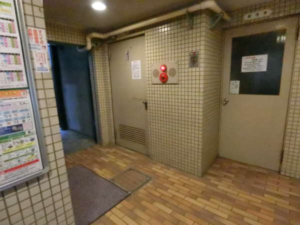 シティマンション上野外観共用部4｜見通しがいいところにエレベータがあります。
