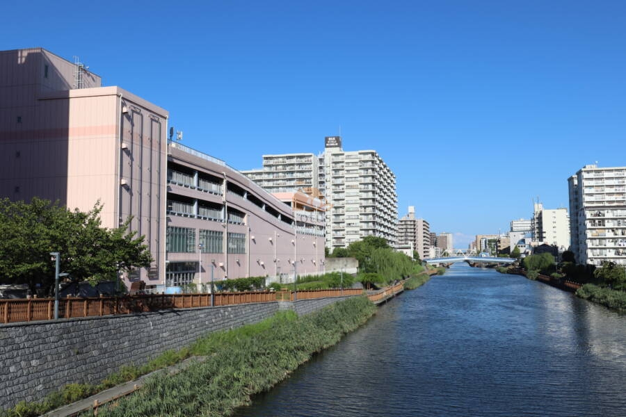 ダイアパレス猿江恩賜公園外観5｜ダイアパレス猿江恩賜公園は小名木川に面したリバーサイドマンションで、美しい景観と穏やかな雰囲気が特徴です。近隣には買い物施設や公園があり、日常生活に必要な便利な環境が整っています。