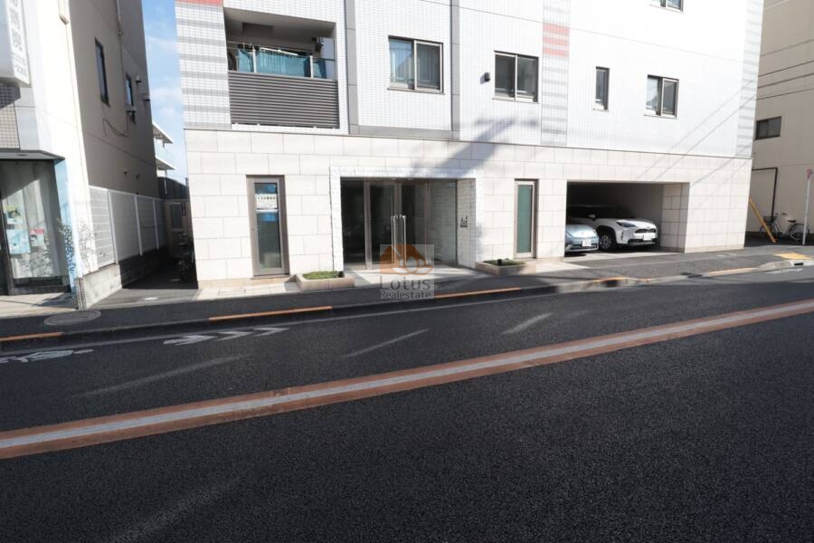 アークス鷺ノ宮エントランス3｜1階部分には屋根付きの駐車スペースが設けられており、愛車を風雨から守る設計です。