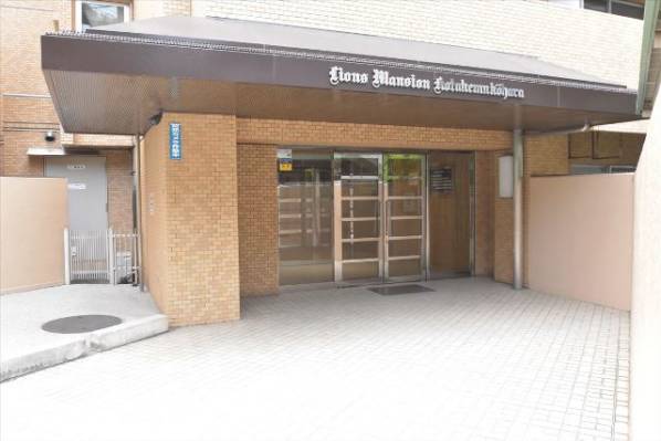 エントランスはオートロック式で安心です。防犯カメラもあります。管理のしっかりしたマンションです。