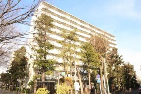 パシフィック馬事公苑前鹿島建設・三井建設施工の大規模マンションです。ゆったりとした敷地に1号棟～3号棟が、コの字に配棟されています。馬事公苑豊かな緑に隣接した落ち着いた住環境です。