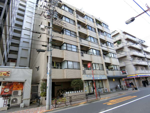 シティマンション上野外観共用部1｜シティマンション上野は１９８２年築、７階建てのマンションです。昭和通りに面していない一角で、日比谷線入谷駅から徒歩２分のロケーションにあります。