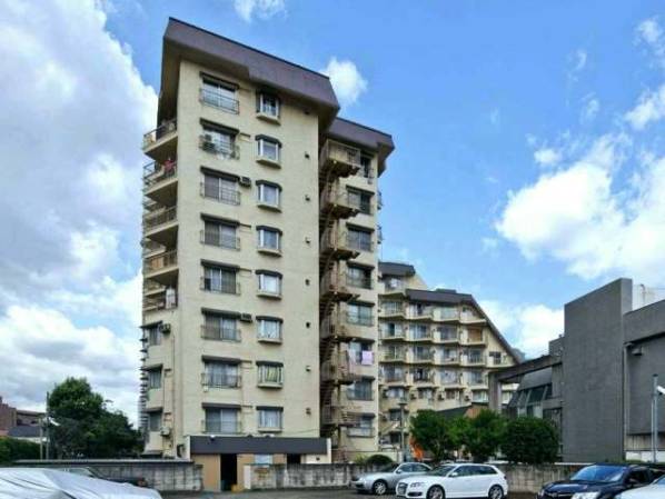 周辺は静かな住宅街です。マンションなどが建う都心の住宅地の一角に立地しています。