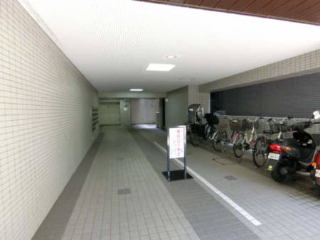 パラスト白山　外観・共用部2｜駐輪場も兼ねたエントランス部分は、奥まで引き込む導線で、プライバシーとパブリックを分けるのに成功しています。
