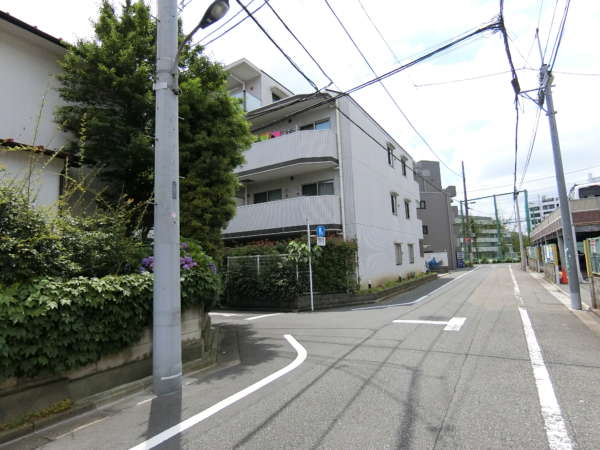 アイディーコート江古田外観共用部2｜写真の中央の建物がアイディーコート江古田です。この角を左折します。