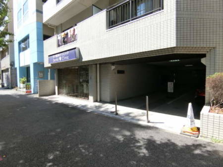 パラスト白山　外観・共用部1｜幅広の間口の１階部分。歯科医院が入居しています。