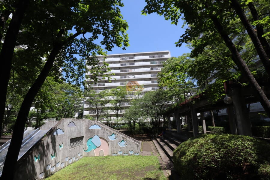 ファミリータウン東陽Ｆ棟外観1｜Ｆ棟です。Ｆ棟は公園に向いた南側の棟です。１階部分には管理室、集会室も備えていて、管理スペースの役割も果たしています。