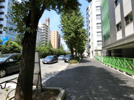 パラスト白山　アプローチ2｜３分ほど進むと、ほどなく白山通りに出ます。４車線の大通りなのですぐわかります。