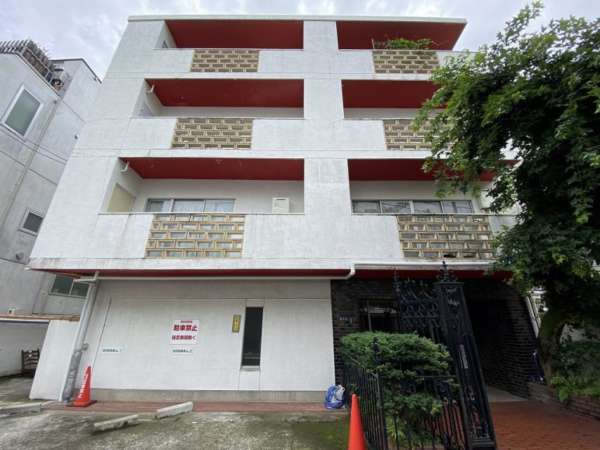 ＭＡＣ青南マンション外観１｜マック青南マンションは昭和４３年築、４階建てのマンションです。エレベーターはありません。表参道駅から徒歩１０分圏内の閑静な住宅街に立地します。外苑前駅も利用可です。