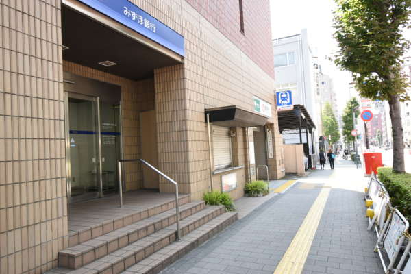 サンティーエ三筋アプローチ6｜ところで、サンティーエ三筋は蔵前駅からも行くことができます。ここちらからですと９分です。蔵前駅にはみずほ銀行浅草支店があります。銀行の建物に大江戸線蔵前駅が併設されています。