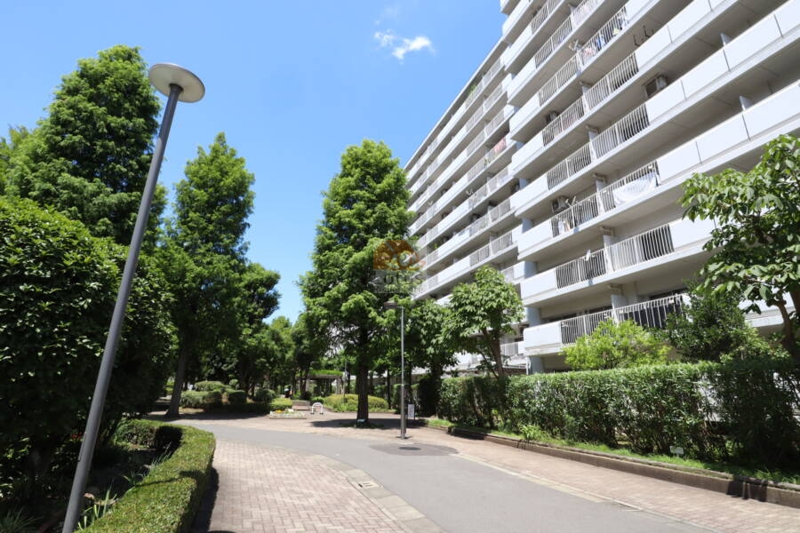 ファミリータウン東陽Ｌ棟外観1｜Ｌ棟の外観です。Ｌ棟は２番館の中で最も大きな南側を向いている棟です。メタセコイアの並木の道路に面しています。