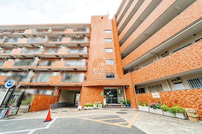 外観のタイルは落ち着いた色調で、光のあたり方によって陰影がやわらかく見えます。歩道からエントランスまでの距離感がちょうどよく、ペット飼育可の物件らしい穏やかな雰囲気がにじみます。北千住方面へ向かう際は小右衛門町バス停まで3分で、梅島駅徒歩14分という選択肢の広がりも日常の動きやすさにつながるといえます。