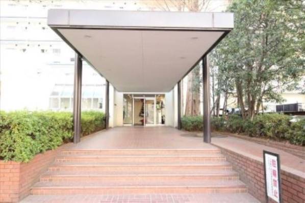 近隣には公園の他に、ファミリーレストランなどの飲食店があり便利です。